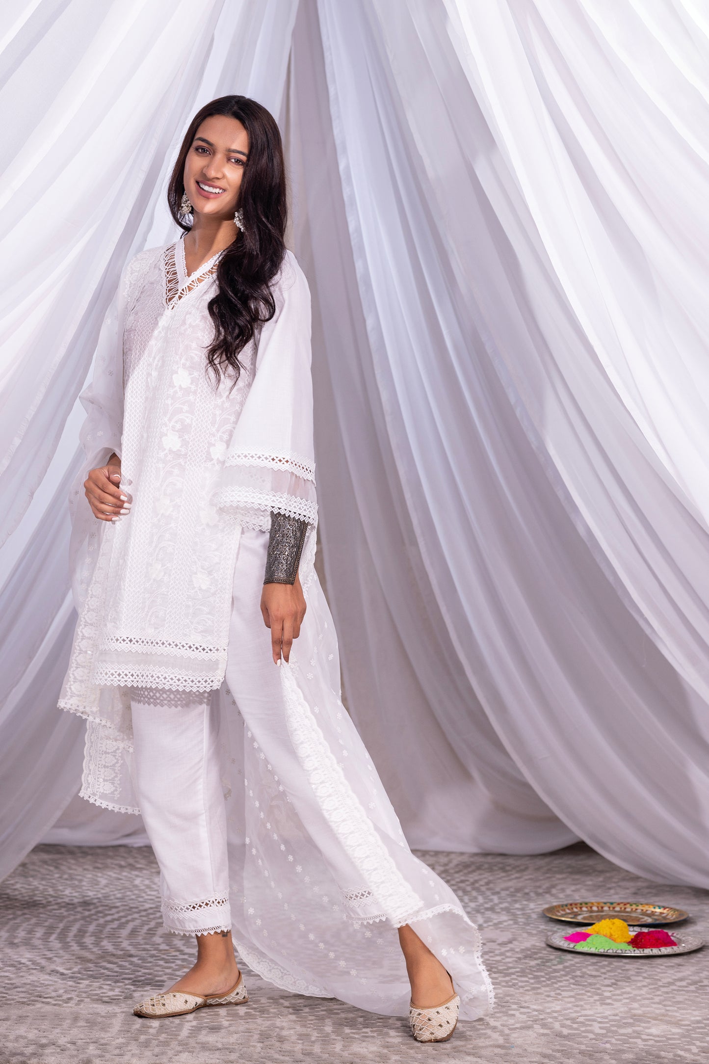 WHITE STRAIGHT FLORAL EMBROIDERD KURTA SET