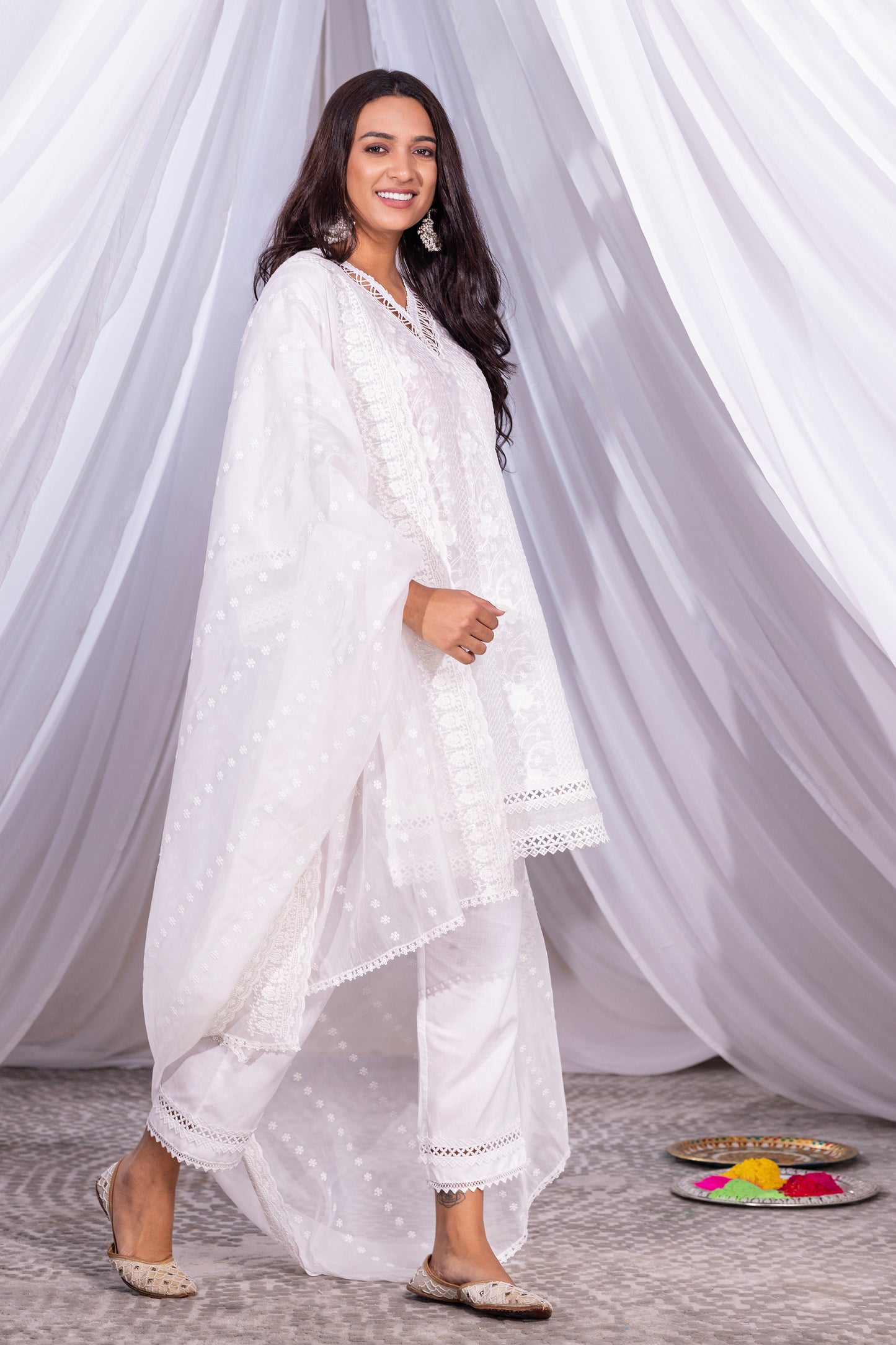 WHITE STRAIGHT FLORAL EMBROIDERD KURTA SET
