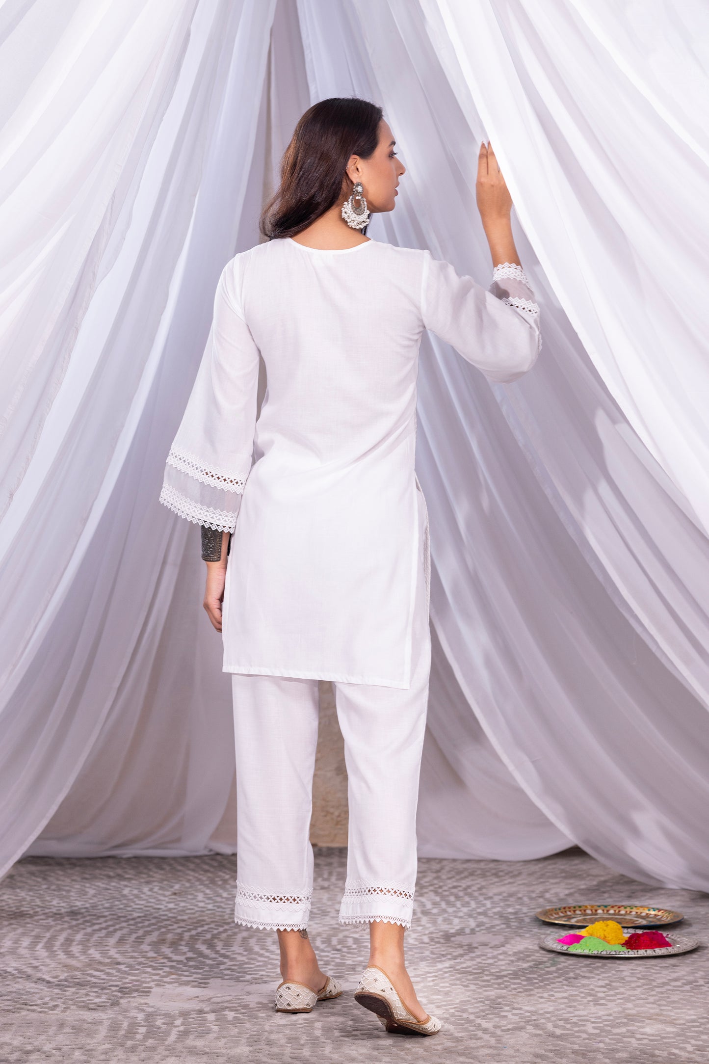 WHITE STRAIGHT FLORAL EMBROIDERD KURTA SET