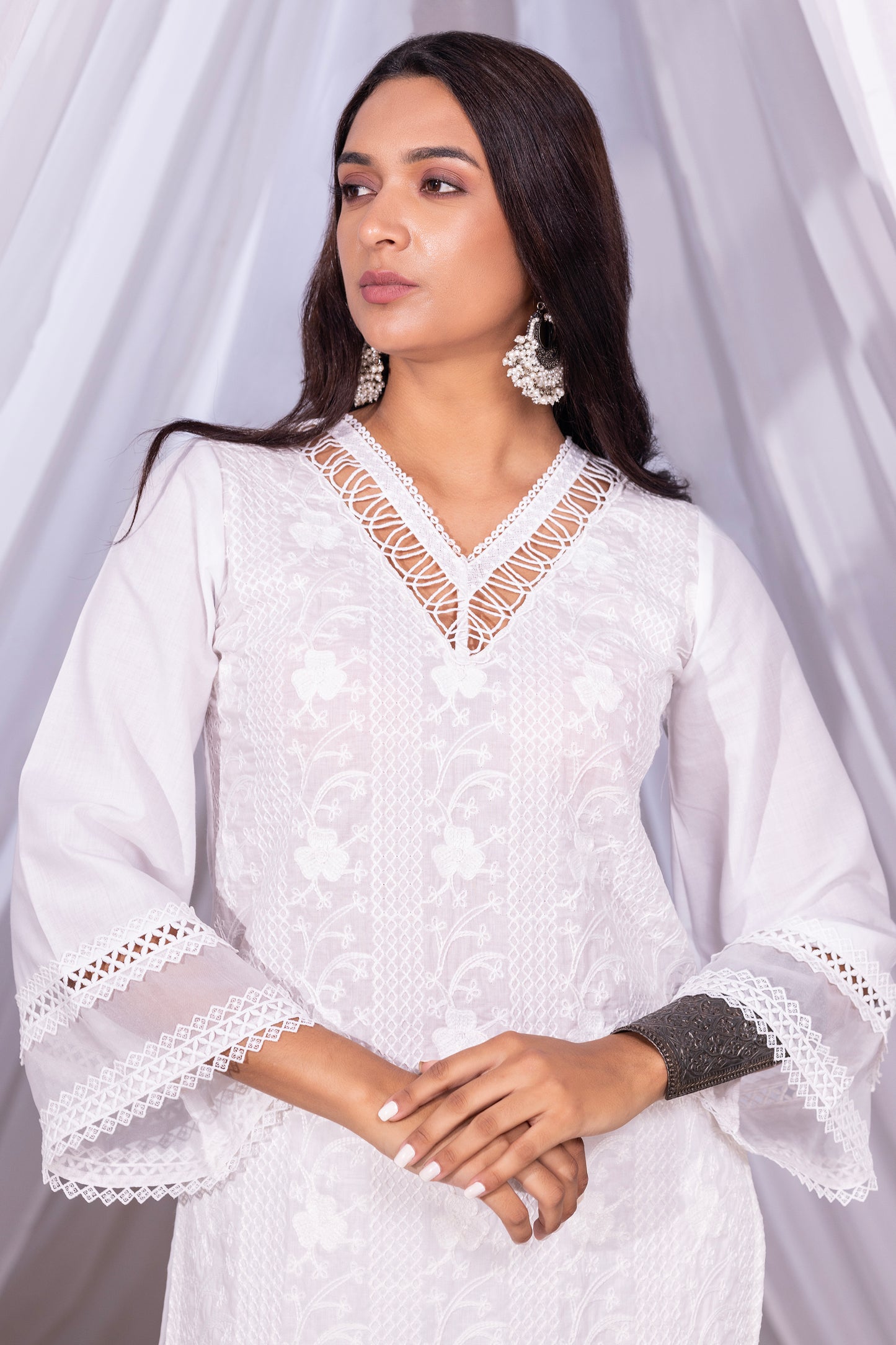 WHITE STRAIGHT FLORAL EMBROIDERD KURTA SET